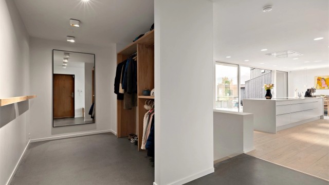 Entre med plassbygd garderobe i Dinesen Douglas. Slipt betonggulv med vannbåren varme (Foto: Diakrit Krisztian Sere)