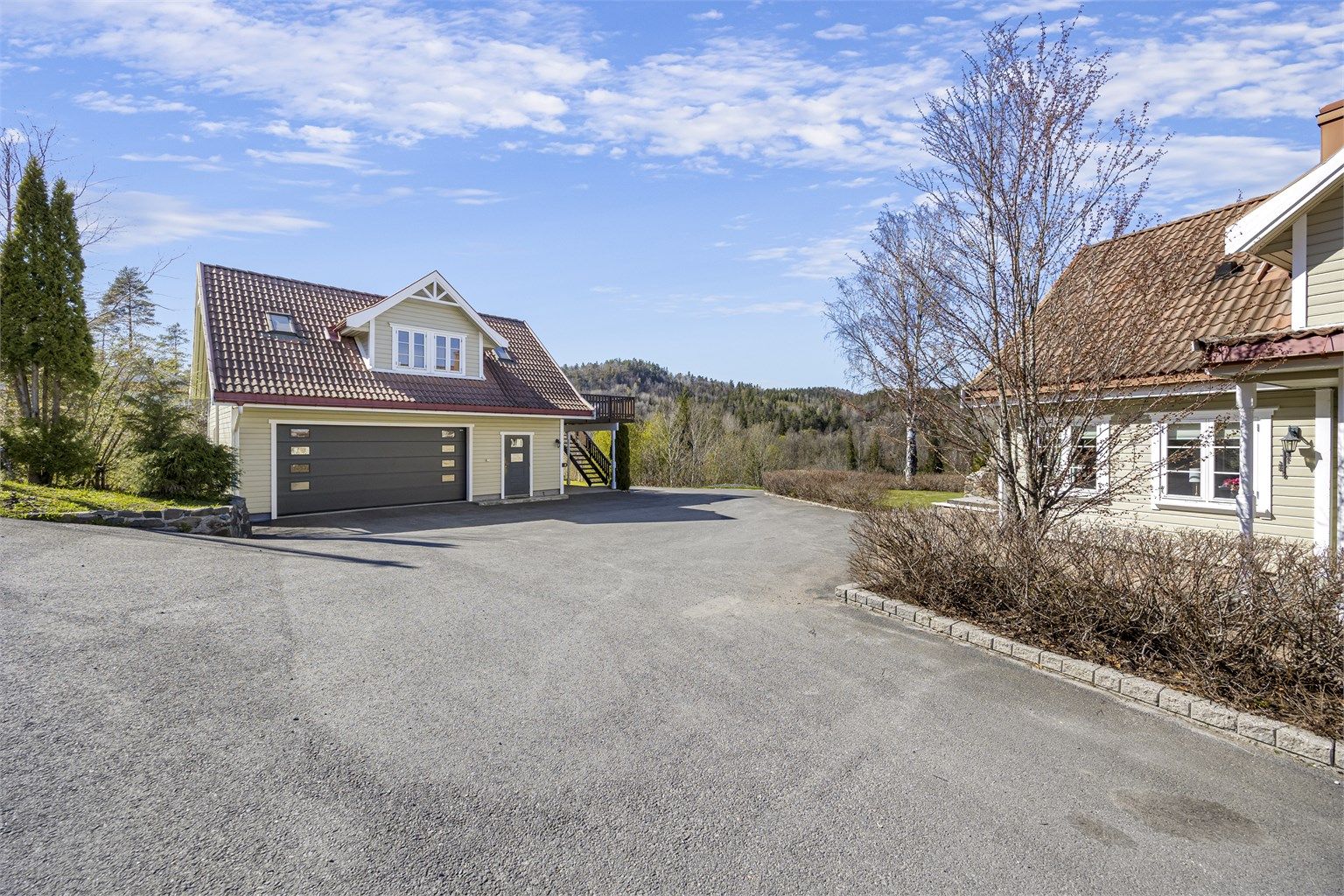 Tomten på ca. 1,7 mål byr på gode parkeringsmuligheter på asfaltert innkjørsel. Eiendommen har også en stor, solrik terrasse og fin hage.