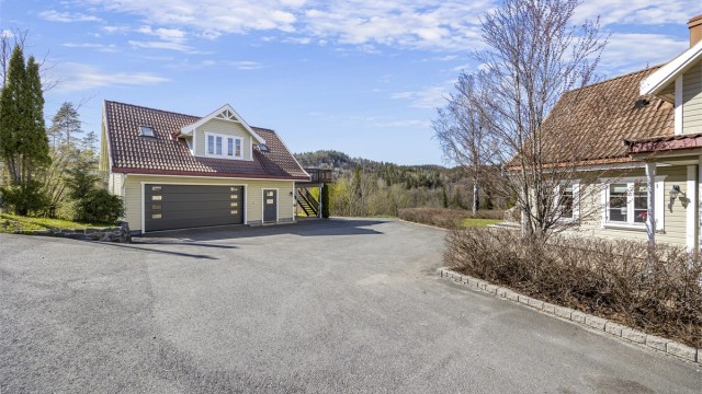 Tomten på ca. 1,7 mål byr på gode parkeringsmuligheter på asfaltert innkjørsel. Eiendommen har også en stor, solrik terrasse og fin hage.
