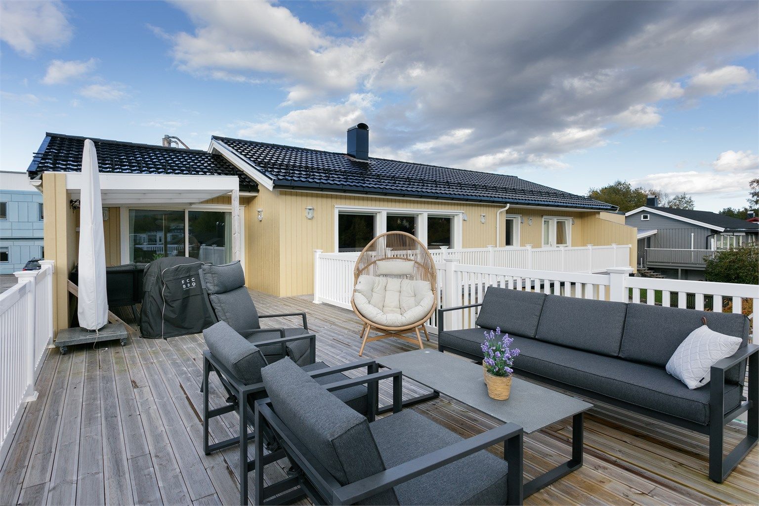 Stor terrasse mot syd med trapp til  hage. Det er tilrettelagt for montering av jacuzzi på terrassen