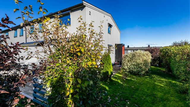 Den umiddelbare hagen utenfor er en skjermet og trygg boltreplass for barna.