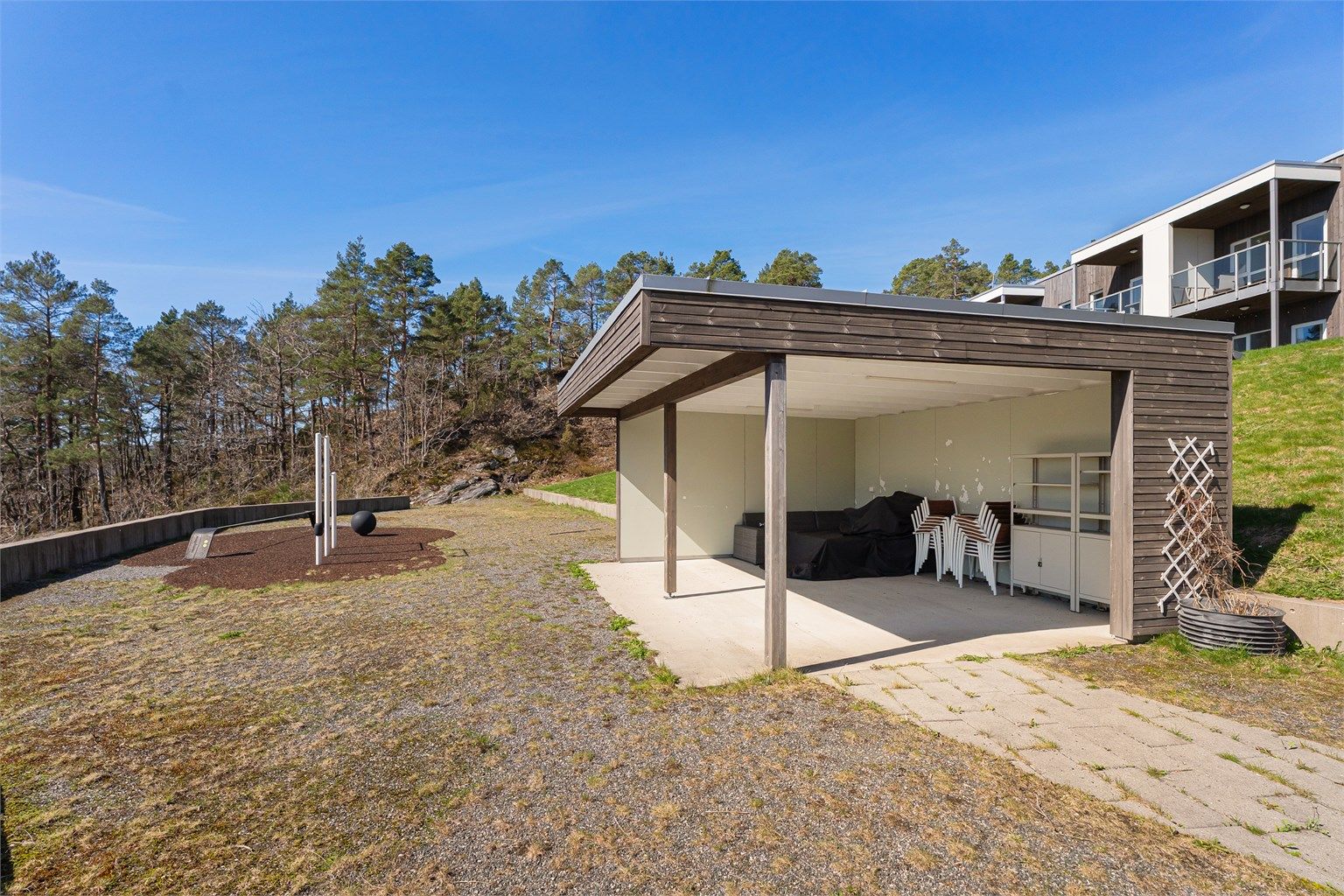 Fellesområdene er pent opparbeidet og borettslaget har en felles grillbu som beboere kan disponere. 