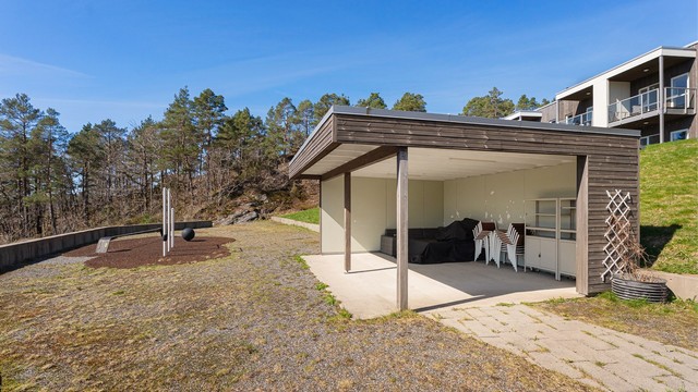 Fellesområdene er pent opparbeidet og borettslaget har en felles grillbu som beboere kan disponere.