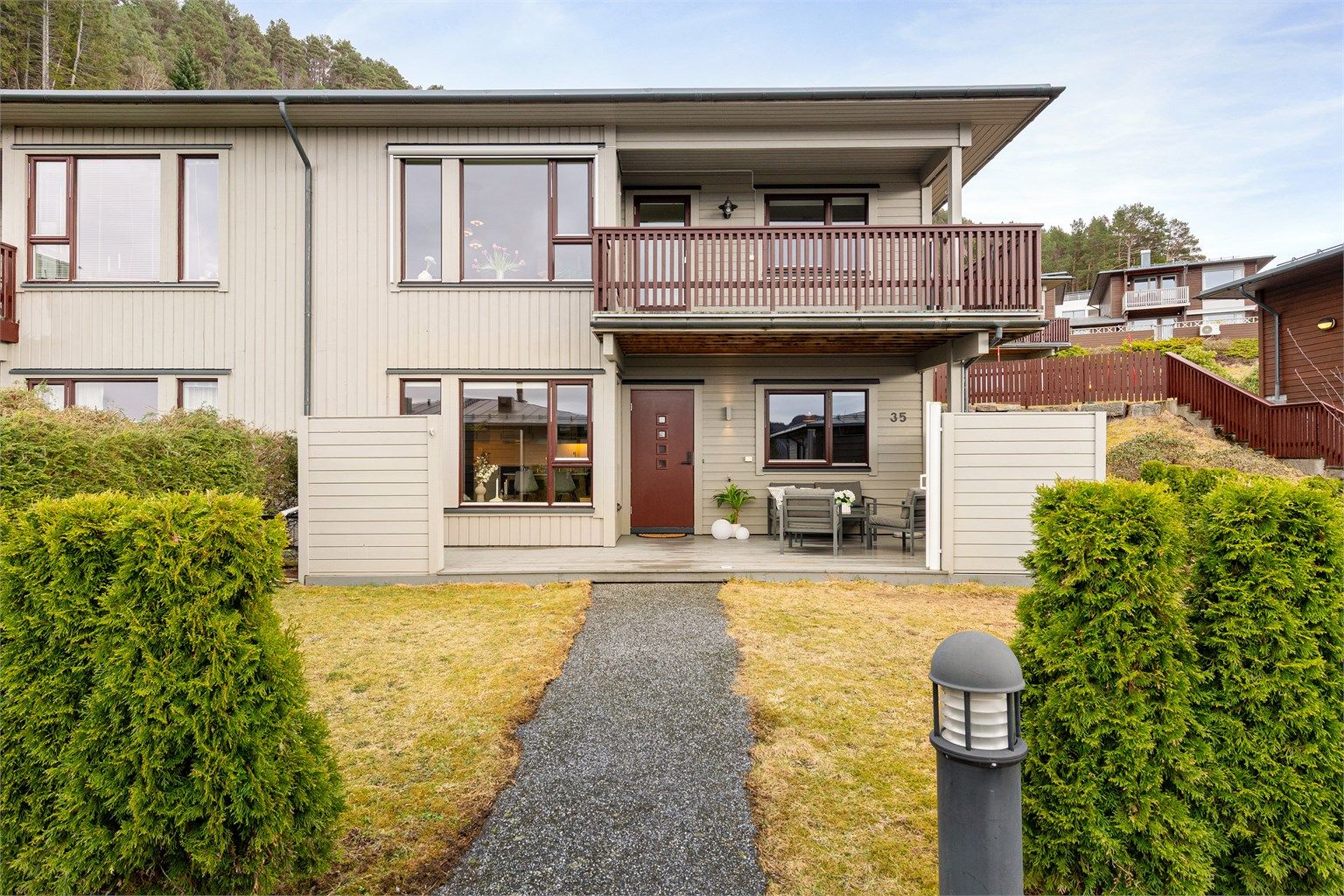 Leiligheten ligger i et veletablert og barnevennlig boligområde på Blindheim.