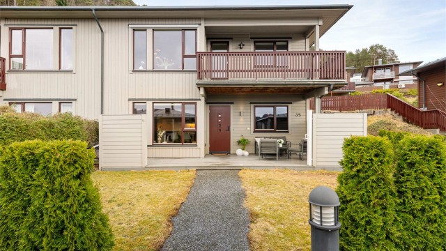 Leiligheten ligger i et veletablert og barnevennlig boligområde på Blindheim.