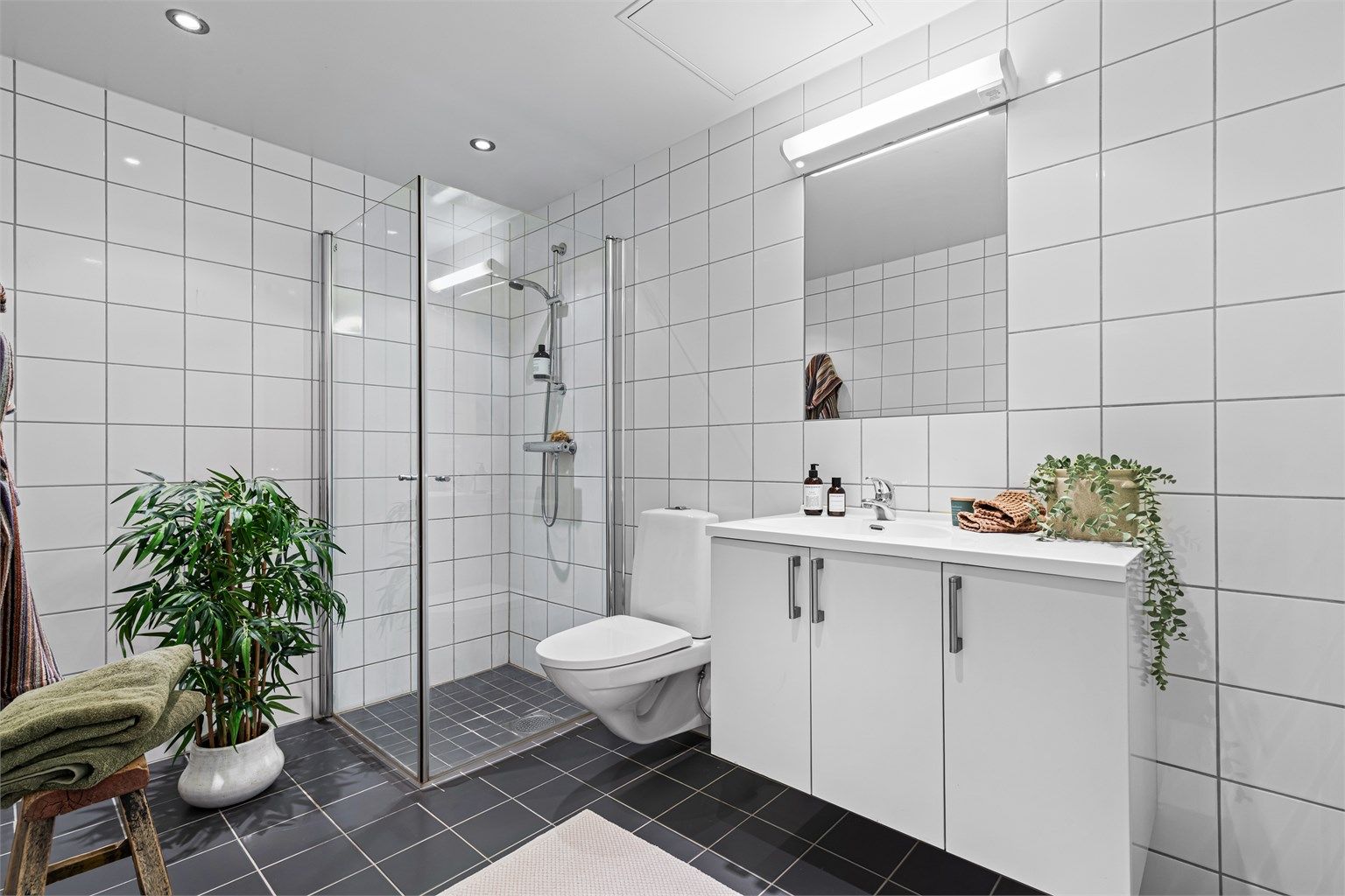 Bad - flislagt gulv og vegger, malt himling - gulvvarme - downlights i himling