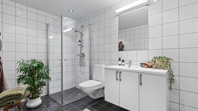 Bad - flislagt gulv og vegger, malt himling - gulvvarme - downlights i himling
