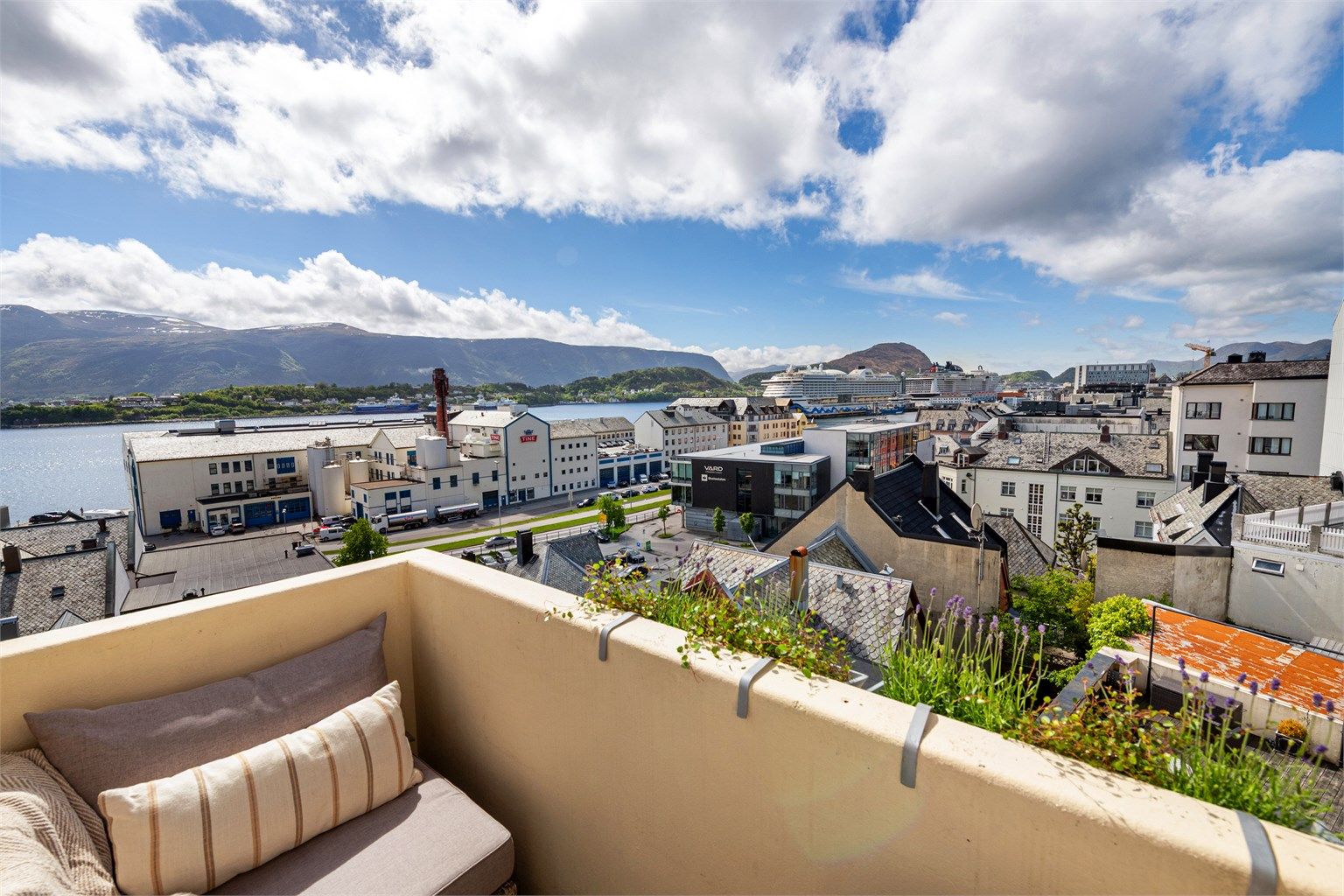 Fra den solrike verandaen kan du nyte flott utsikt, samtidig som du har kort gangavstand til alt bylivet i Ålesund har å by på.
Foto: Stian Wiik