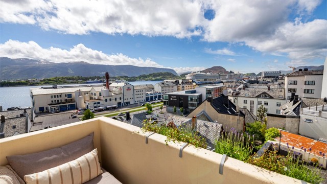 Fra den solrike verandaen kan du nyte flott utsikt, samtidig som du har kort gangavstand til alt bylivet i Ålesund har å by på.
Foto: Stian Wiik