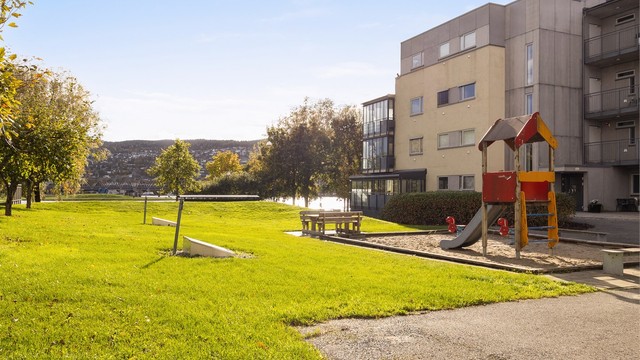 Kun ca. 10 minutters gange til Brakerøya togstasjon og nærhet til Drammen togstasjon.