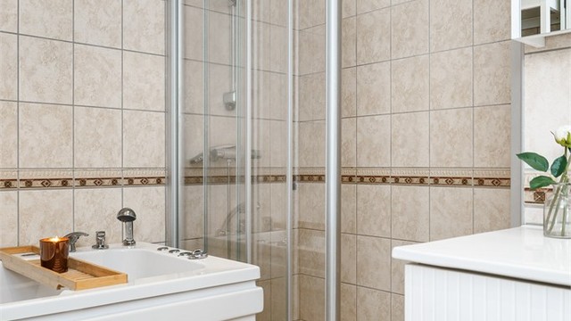 Dusjnisjen har skyvefelt i glass, og badet har også et boblebadekar for ekstra komfort