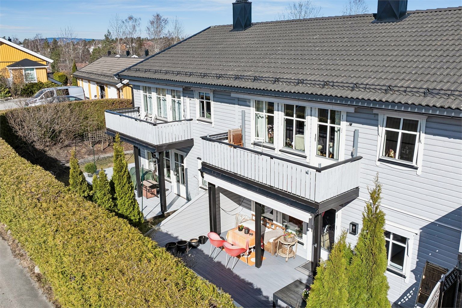 Stor, vestvendt markterrasse. Et herlig sted å nyte solfylte dager og svale kvelder.