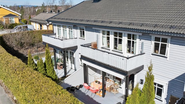 Stor, vestvendt markterrasse. Et herlig sted å nyte solfylte dager og svale kvelder.