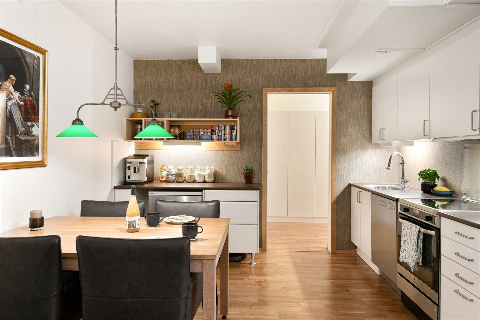 Kjøkkeninnredning fra Sigdal i en åpen løsning mot stuen, som skaper en sosial og innbydende sone.