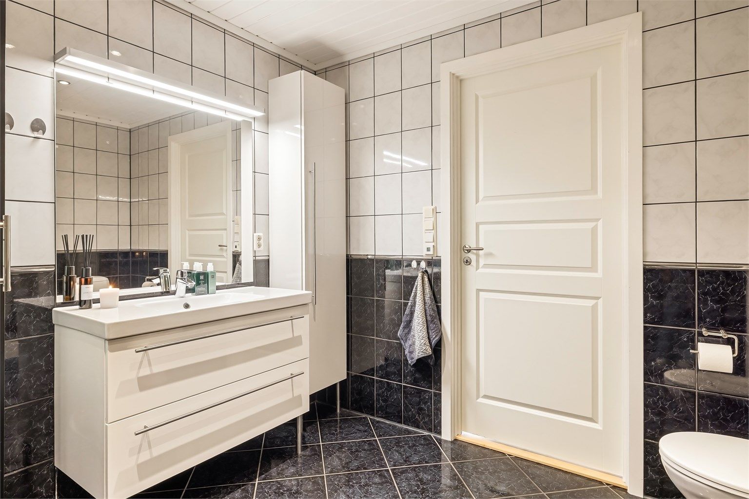 Badet er på 7,4 m² og har mekanisk avtrekk.