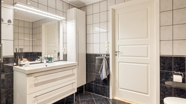 Badet er på 7,4 m² og har mekanisk avtrekk.