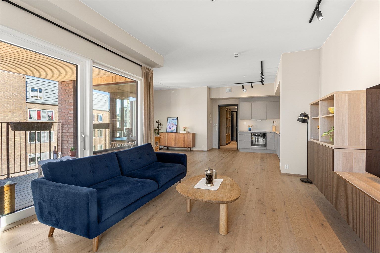 Veggflatene er malt i en delikat farge og på gulvet er det en lys og lekker en-stavs eikeparkett. 