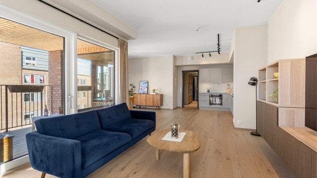 Veggflatene er malt i en delikat farge og på gulvet er det en lys og lekker en-stavs eikeparkett.