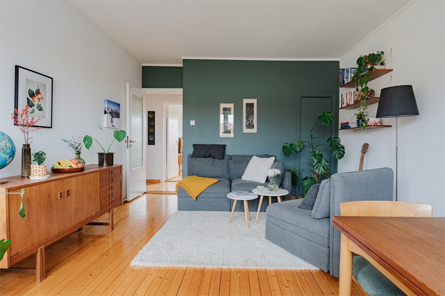 Innvendig har du en luftig stue, pent separat kjøkken og stort soverom med garderobe.