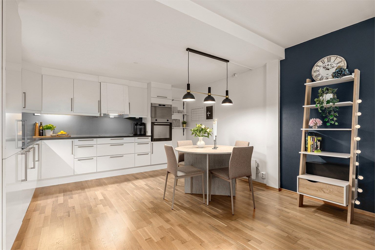 Kjøkkenet ligger i åpen planløsning med stue og har integrerte hvitevarer.
Foto: Eiendomsfoto AS