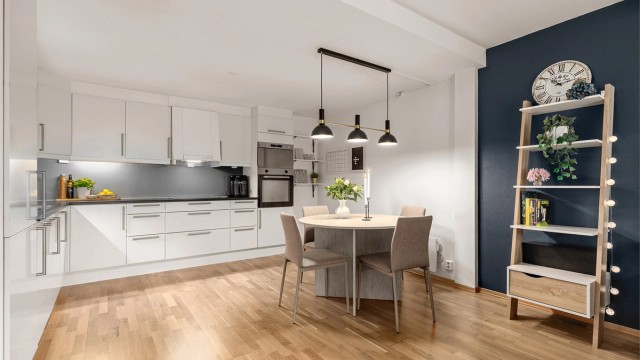 Kjøkkenet ligger i åpen planløsning med stue og har integrerte hvitevarer.
Foto: Eiendomsfoto AS
