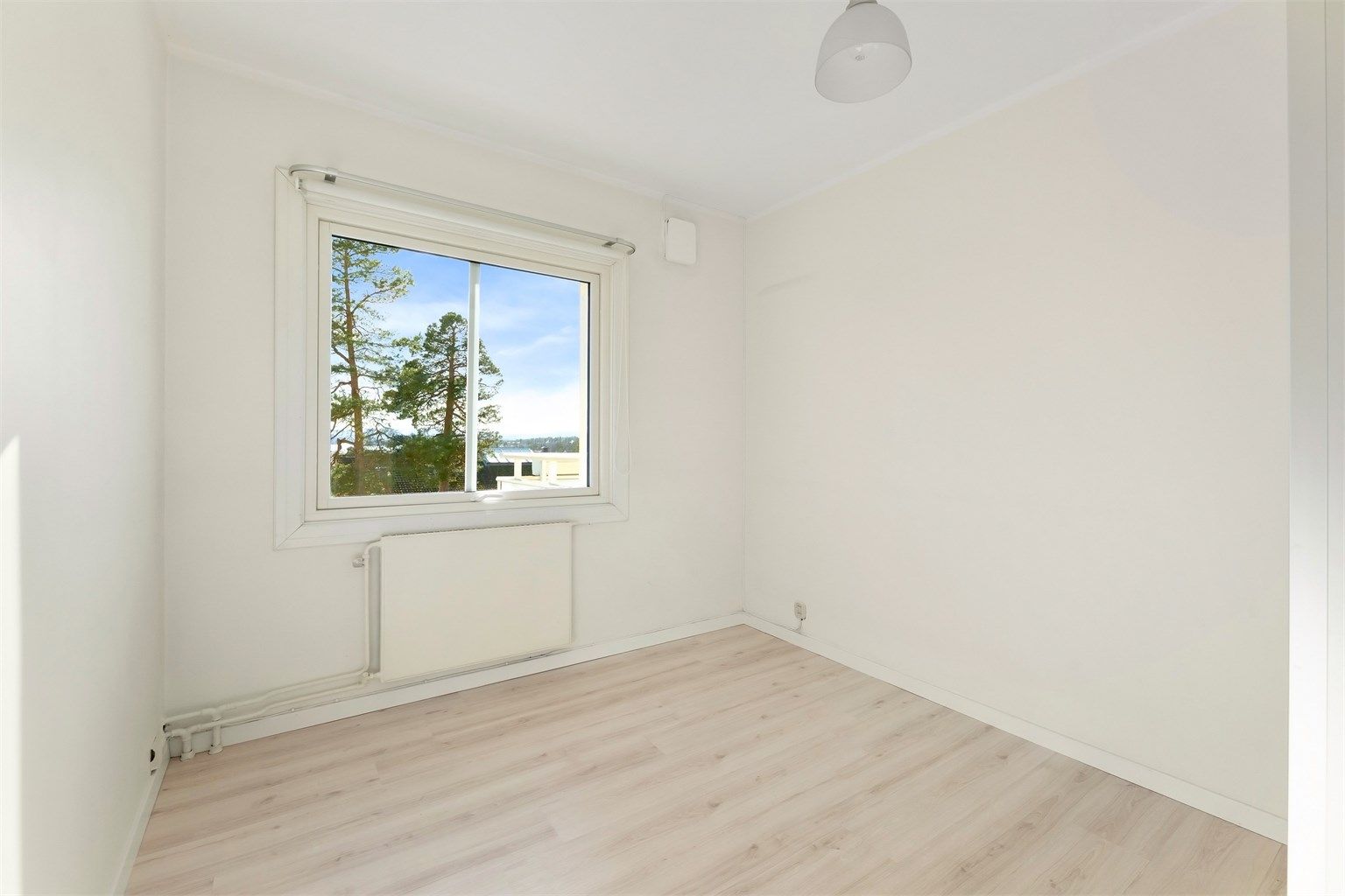 Soverommet har plass til dobbeltseng og vender ut mot rolige omgivelser.