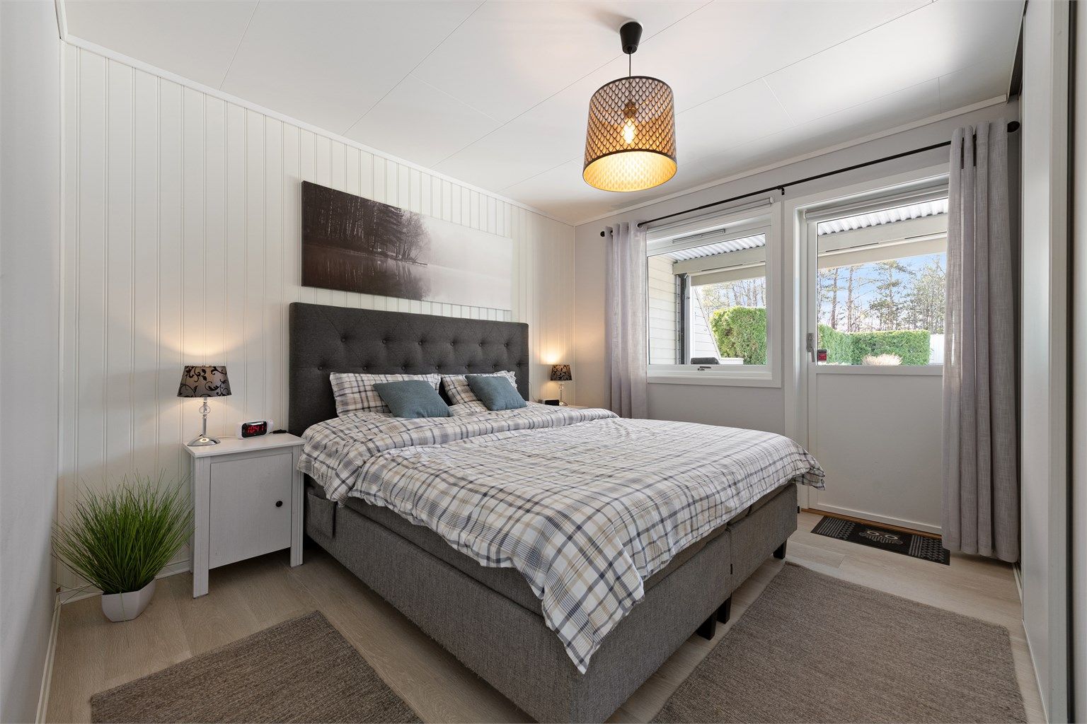 Hovedsoverommet i første etasje har god plass til dobbeltseng og en stor garderobeløsning.