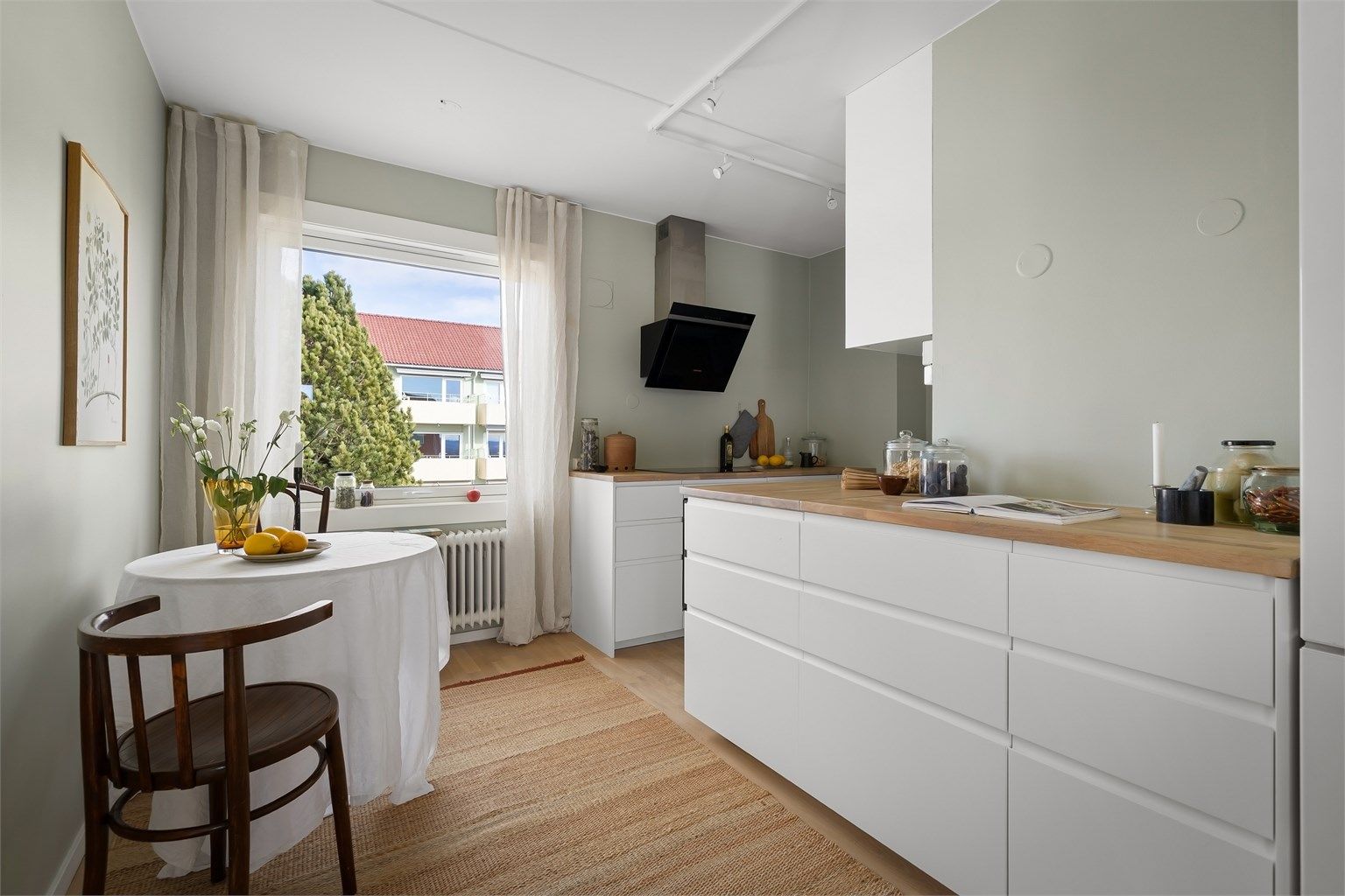 Lekker kjøkkeninnredning perfekt for deg som ønsker mye benk- og skapplass og for deg som ønsker en god kommunikasjon med gjestene i stuen