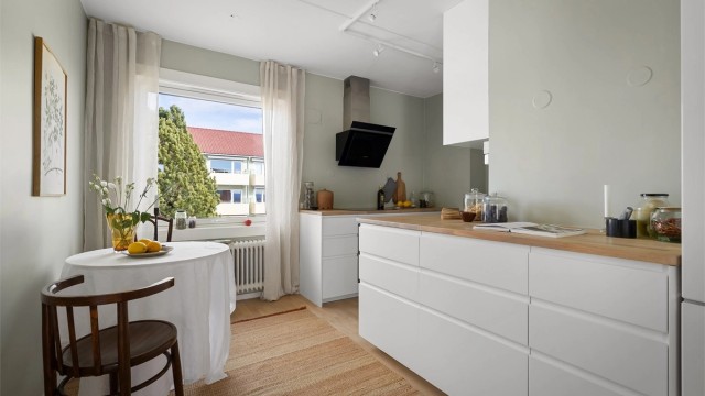 Lekker kjøkkeninnredning perfekt for deg som ønsker mye benk- og skapplass og for deg som ønsker en god kommunikasjon med gjestene i stuen