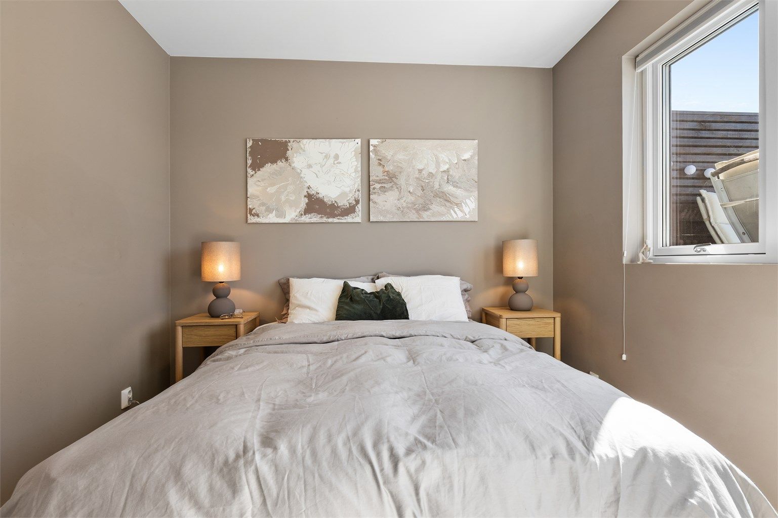 Boligen har balansert ventilasjon som sikrer et sunt og godt inneklima.