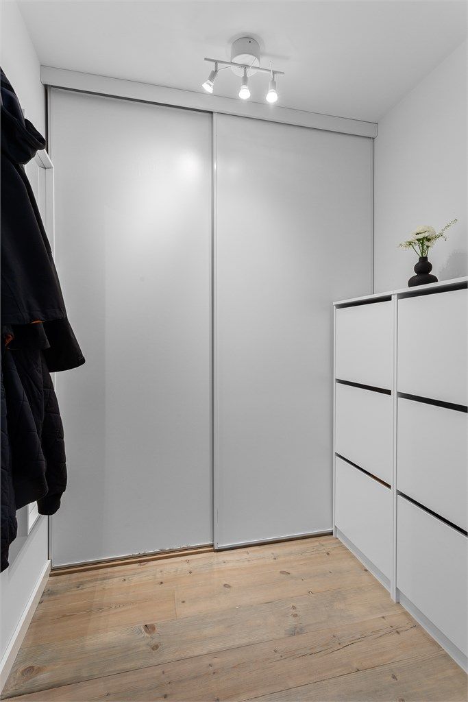 Garderoberom med adkomst fra entré. Innredet med skyvedørsgarderobe for praktisk oppbevaring.