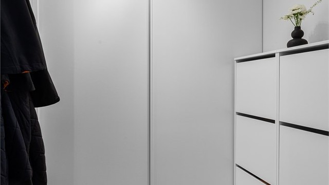 Garderoberom med adkomst fra entré. Innredet med skyvedørsgarderobe for praktisk oppbevaring.