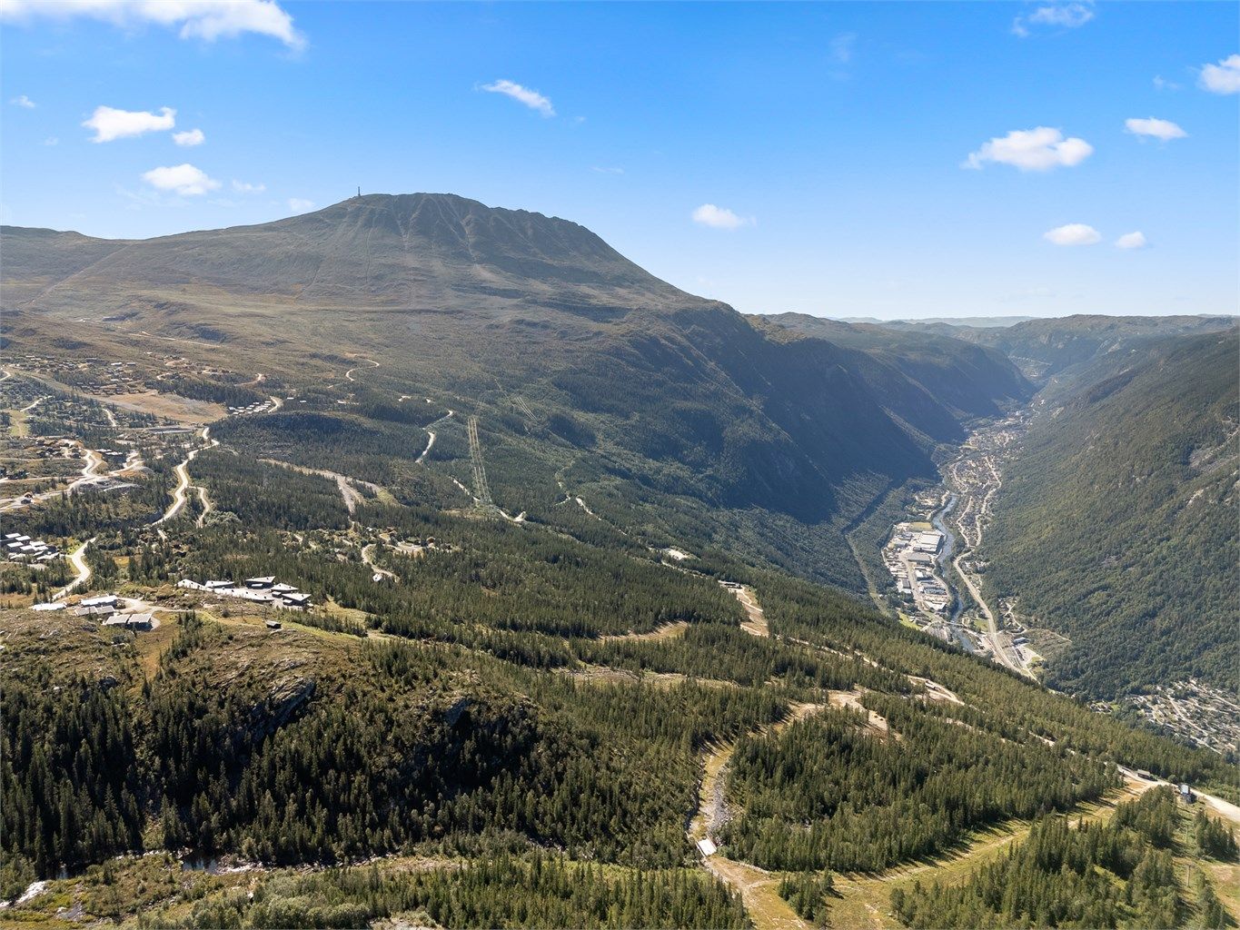 Utsikt over Gaustatoppen og Rjukan-dalen, under 20 minutters biltur unna Rjukan sentrum.
