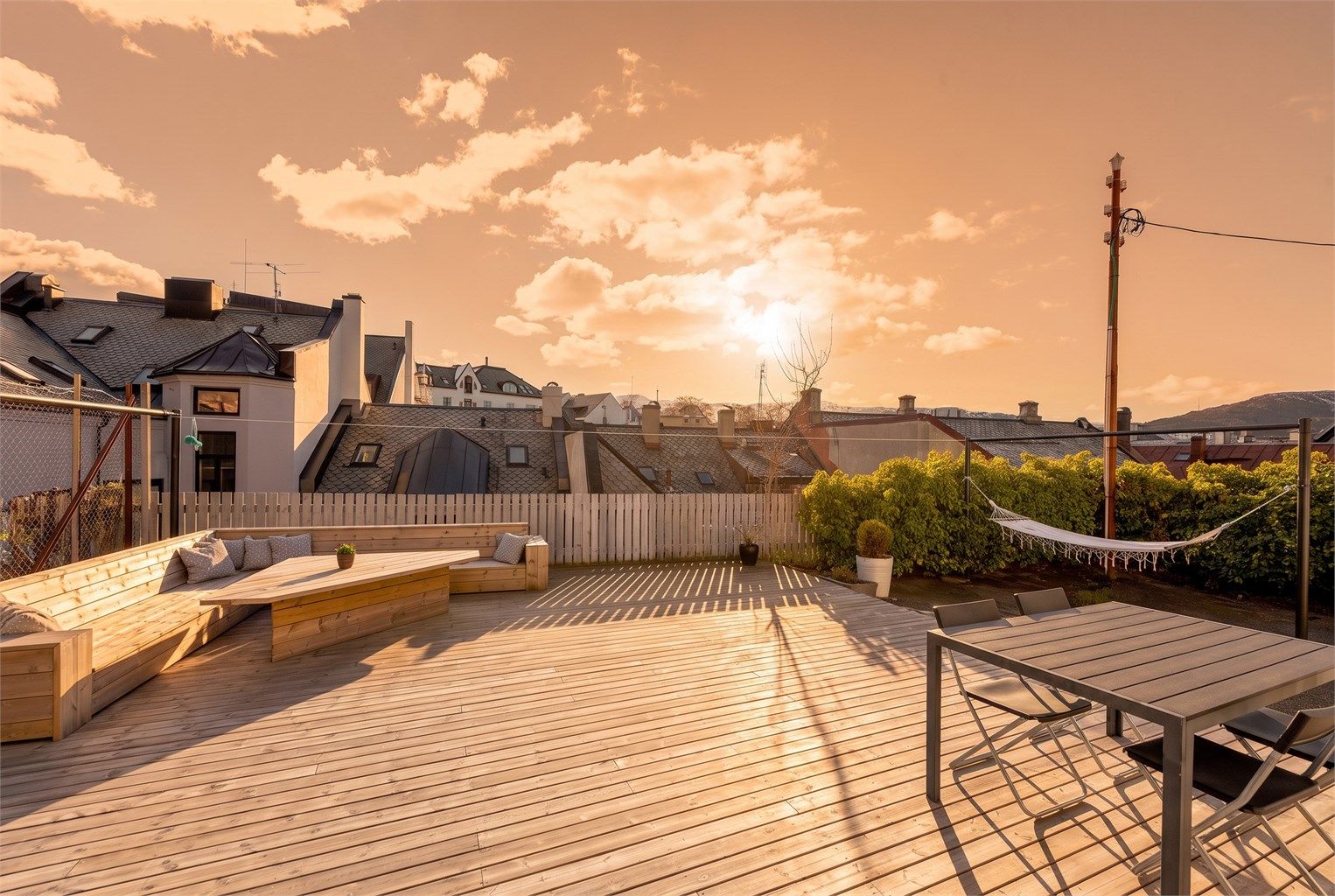 I bakgården er det en hyggelig, felles terrasse for beboerne.