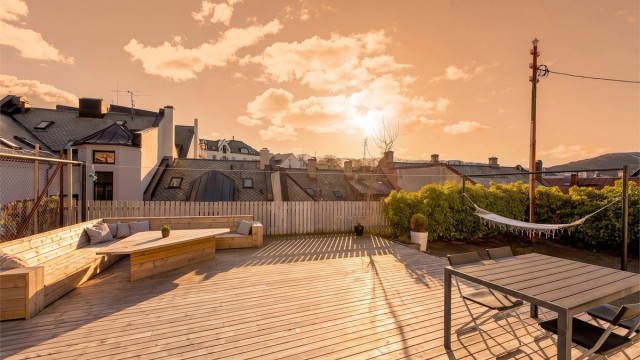 I bakgården er det en hyggelig, felles terrasse for beboerne.