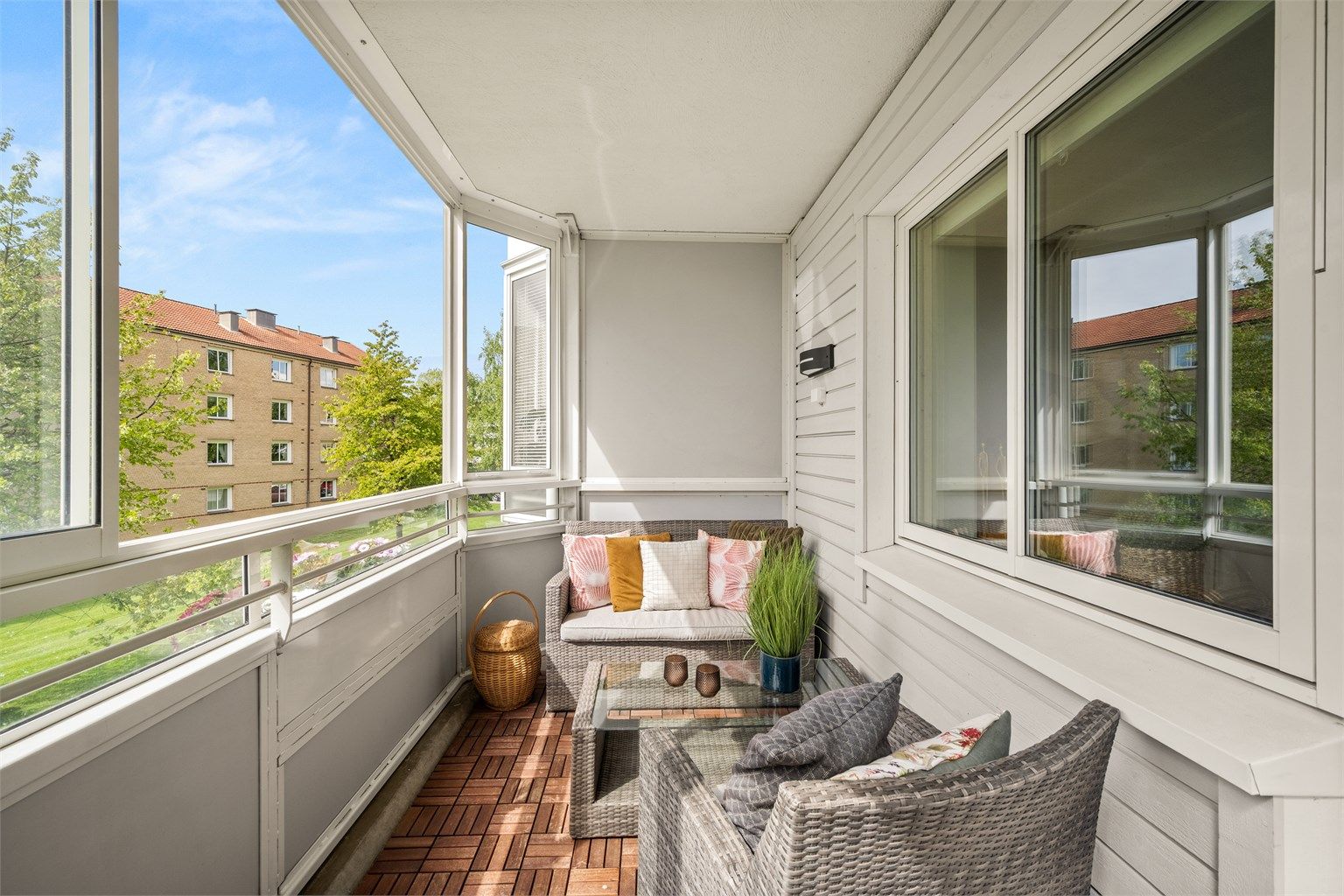 Balkongen er sydvestvendt og er på ca. 9 kvm. Her er det god plass til utemøbler og grill, og er en nydelig forlengelse av stuen