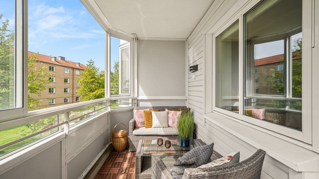 Balkongen er sydvestvendt og er på ca. 9 kvm. Her er det god plass til utemøbler og grill, og er en nydelig forlengelse av stuen