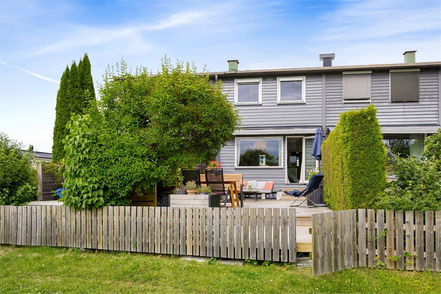 Sjarmerende rekkehus med nydelig usjenert uteplass 