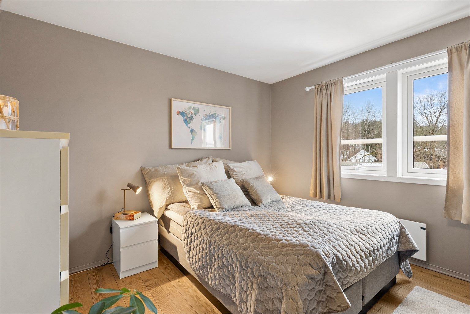 Hovedsoverommet har god plass til dobbeltseng og tilhørende nattbord. Overflatene er nylig malt.