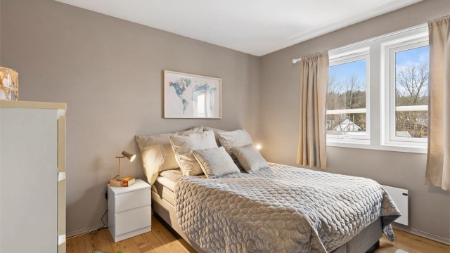 Hovedsoverommet har god plass til dobbeltseng og tilhørende nattbord. Overflatene er nylig malt.