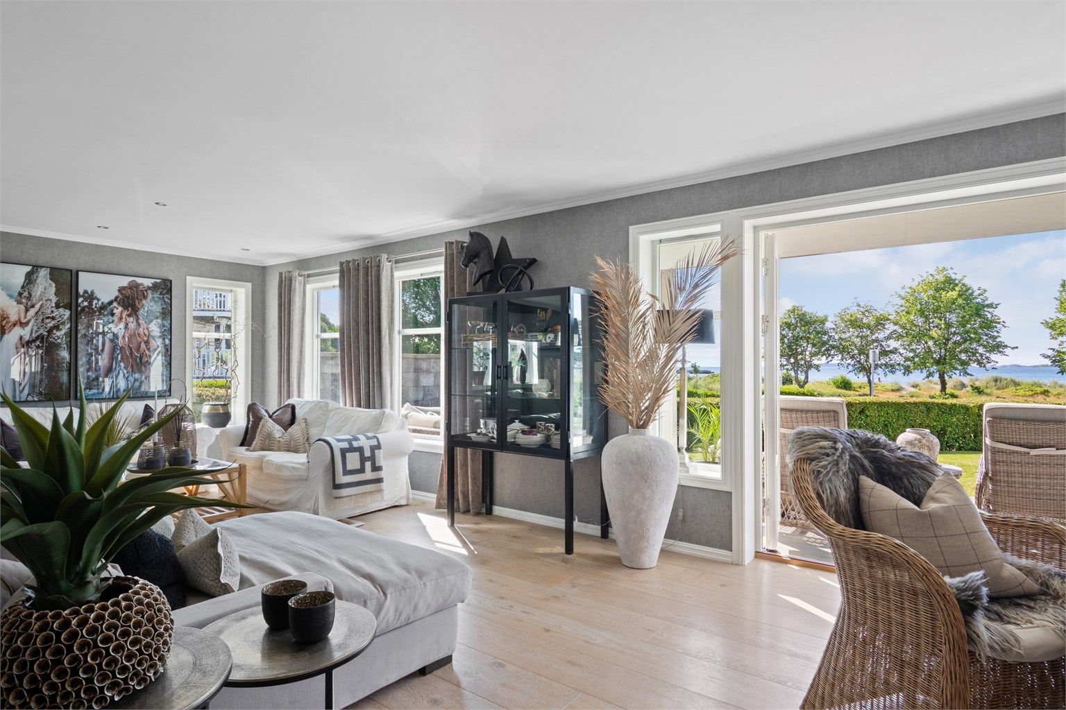 Vel inne i stuen finnes en tofløyet glassdør til den solfylte terrassen i hagen, og om sommeren får man et stort ekstra areal i forlengelse av stuen.