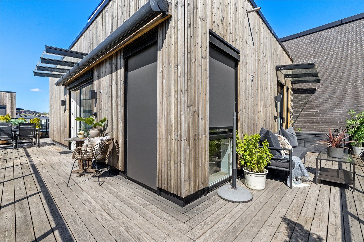 Terrassen er utstyrt med utvendig solskjerming.