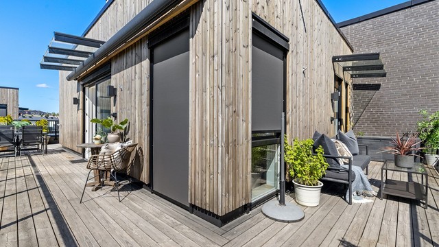Terrassen er utstyrt med utvendig solskjerming.