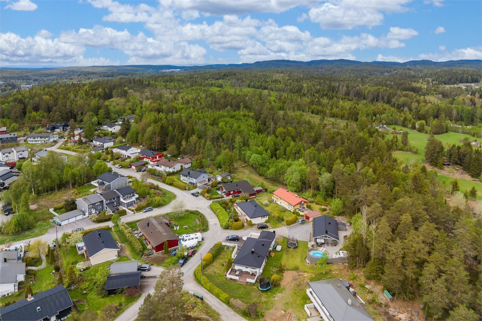 Her bor du med umiddelbar nærhet til skog og mark.