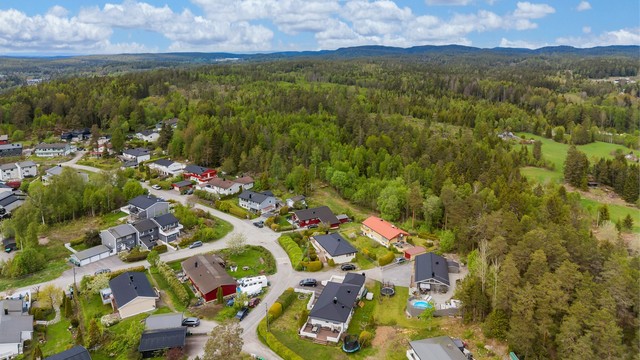 Her bor du med umiddelbar nærhet til skog og mark.