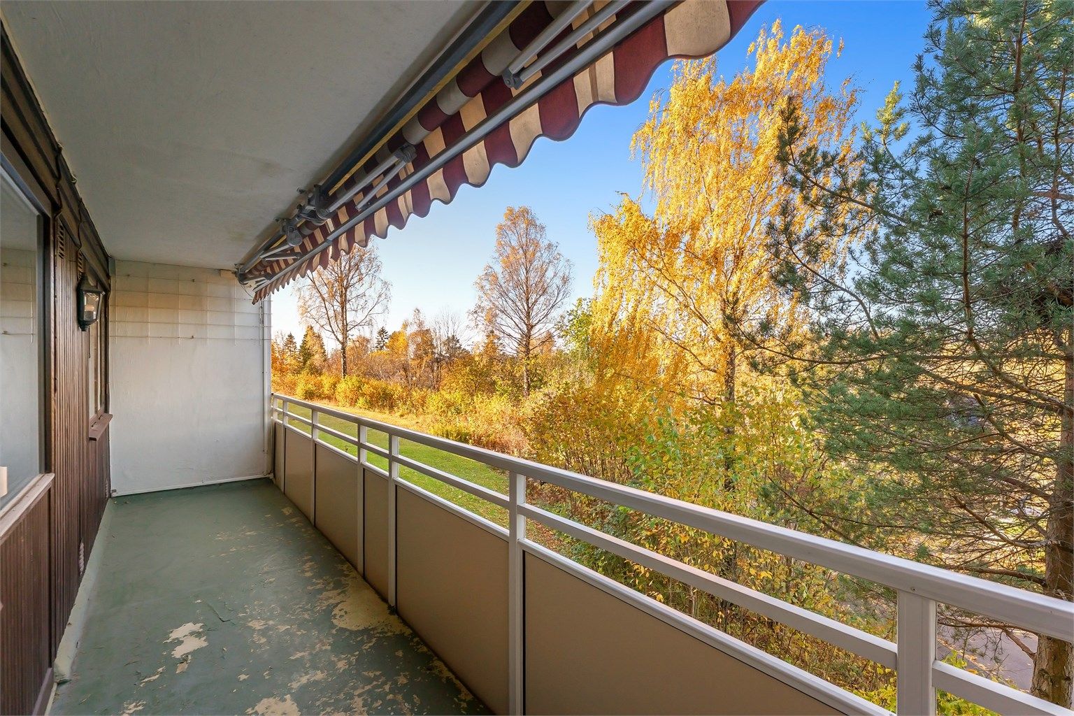 Fra leiligheten er det få minutters gåavstand til T-bane og bussforbindelser, Østerås senter, turområder i marka, golf- og tennisbaner