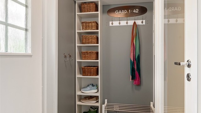 Pent flislagt gulv i entré med gulvvarme. Plass til garderobeskap