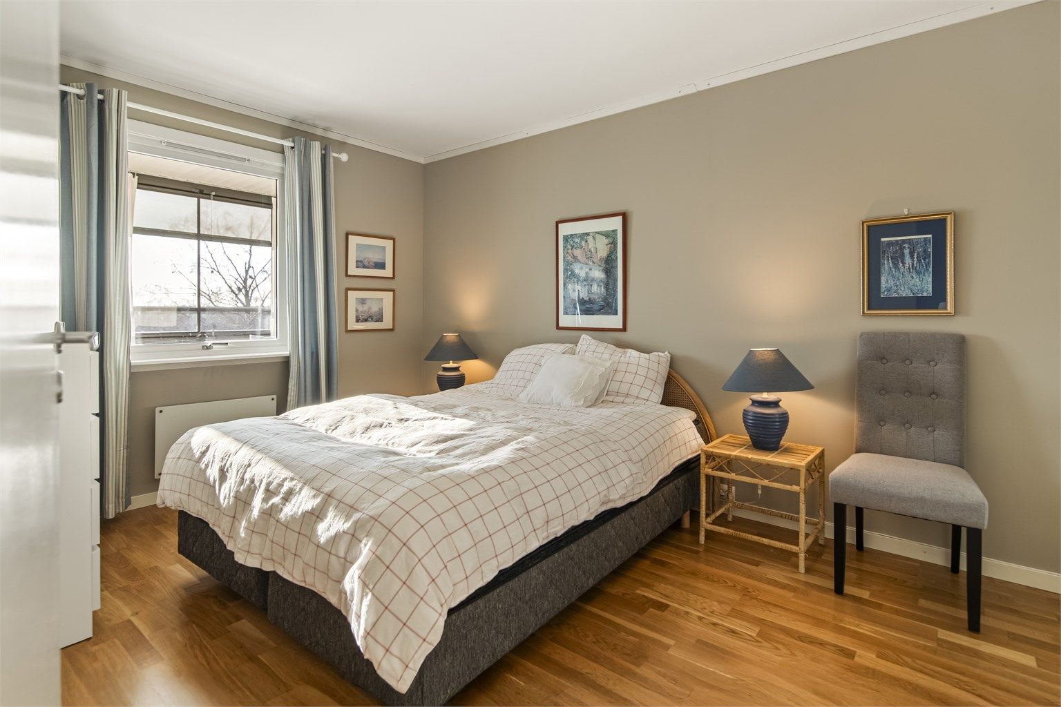 Soverommet er romslig og har praktisk skyvedørsgarderobe.