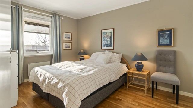 Soverommet er romslig og har praktisk skyvedørsgarderobe.