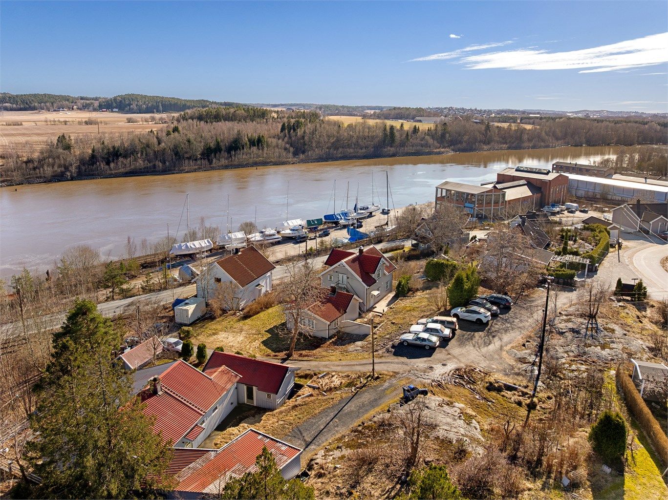 Eiendommen er oppriktig tilbaketrukken helt innerst i Olaf Eidsæthers vei, i den solfylte høyden vest for Glomma.